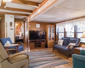 2 Bed/2 Bath Walk-In Home ~ Near Table Rock State Park! ~ Free Attraction Tickets Included (Casa) - Hollister - Living room