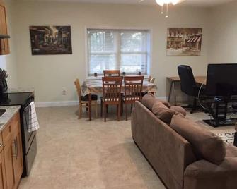 1 Br Located 5 Minutes Away From St Joseph & Hackensack Hospital. 15 Min To Nyc - Paterson - Living room
