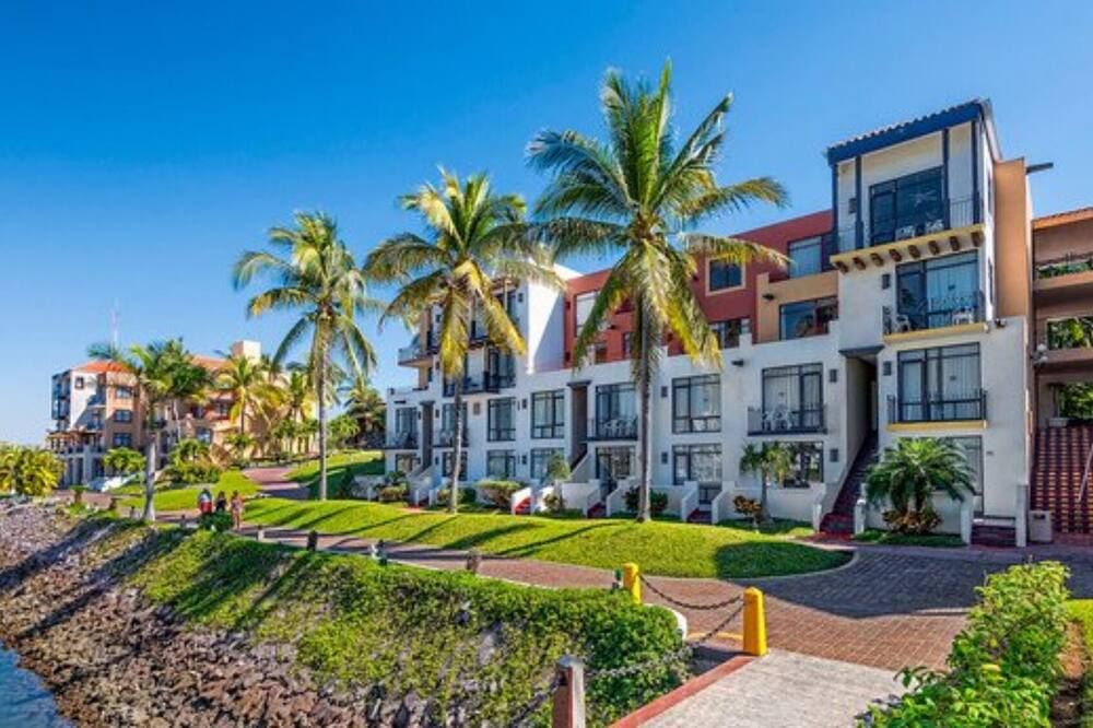 Family Friendly, Romantic, Beach Front Resort - מזטלאן - בניין