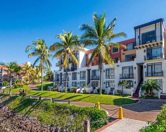 Family Friendly, Romantic, Beach Front Resort - מזטלאן - בניין