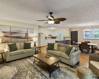 Waterfront Lake Cabin! Private Dock, 12 Mins To Hartwell! 1 Mile To Boat Launch - Hartwell - Living room