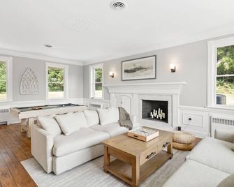 Blarney: Indoor Pool and the best River & Mountain Views in Harpers Ferry, WV. - Harpers Ferry - Living room