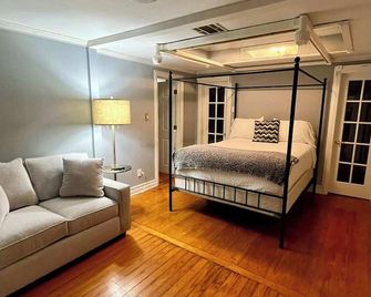 Steps From Downtown Minutes to the Airport - Lafayette - Bedroom