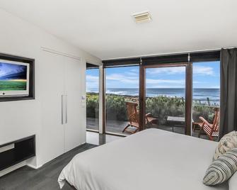 Hearns Beachside Villa 1 - Port Fairy - Bedroom