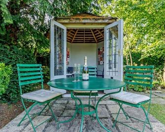 Ostlers - beautiful former Coaching Inn with parking and late Sunday checkout. - Burford - Patio