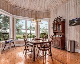 Marsh View home in the heart of Bald Head Island in Palmetto Cove - Bald Head Island - Dining room