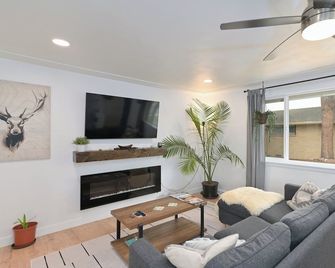 Renovated Hidden-Gem Minutes from Downtown Denver with coffee bar - Aurora - Sala de estar