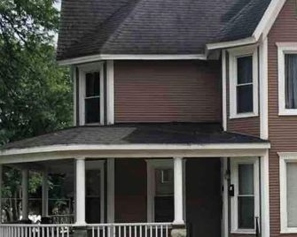 Lovely 1BR apartment in charming downtown Albion - Albion - Edificio