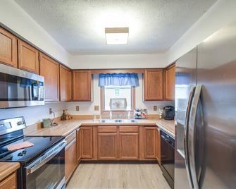 Welcoming Condo in Davenport Central Location! - Davenport - Kitchen