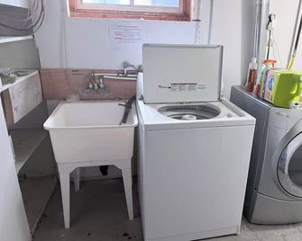 Private Suite for Couples in Aurora - Aurora - Laundry facility
