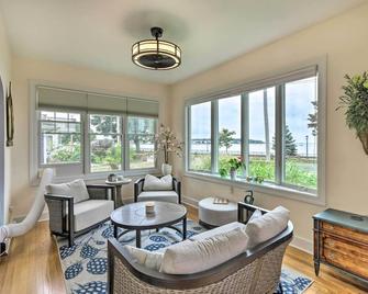 Walkable New Haven Retreat with Ocean Views! - New Haven - Living room