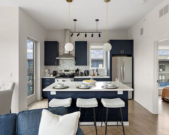 W603 Luxury 2 Bedroom Top Floor Condo in Dt Minneapolis, Minutes from Minneapolis Convention Center & Us Bank Arena - Minneapolis - Kitchen