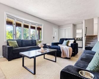 Indoor Heated Pool |Game Room|Hot Tub|Sauna Near Sandusky| The Indoor Oasis - Milan - Вітальня