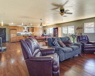 Panoramic Vistas & Pergola: Silver City Escape! - Silver City - Huiskamer