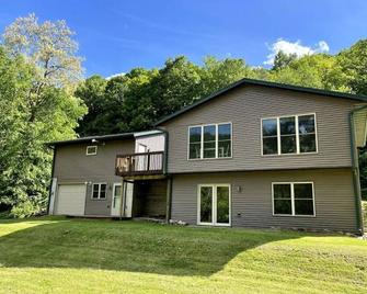 Timber Coulee Creek in backyard, king size bed, grill on deck, large garage. - Westby - Edificio