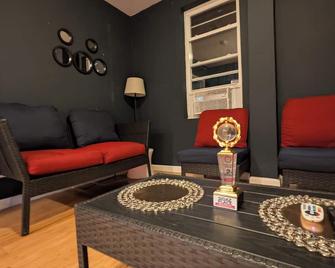 Luxurious and Amazing 2-bedroom apartment with WiFi, AC in amazing East Orange - East Orange - Living room