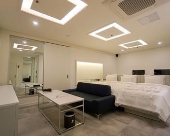 Ekklim Classic Hotel - Pyeongtaek - Bedroom