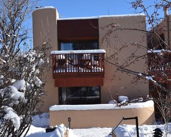 Awesome FUN Location! Close to Plaza, Close to Ski! Tennis, Summer Swim! - Taos - Building