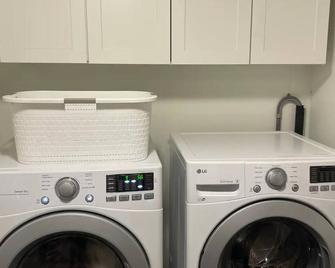 Spacious Log Cabin With Hot Tub - Logan Lake - Laundry facility