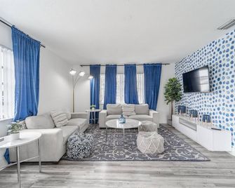 Stylish - Water View Condo - Palm Wave Says - Coconut Creek - Huiskamer