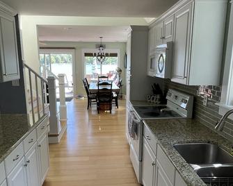 Cottage on all sports lake! Boat, ski, bonfire, fish, kayak, paddle boat, RELAX! - Gobles - Kitchen