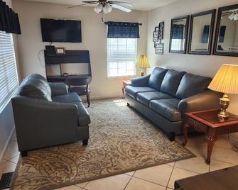 20% Discount - Minutes from Downtown; The Stadium; or the McGhee Tyson - Knoxville - Wohnzimmer