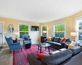 Minutes To Everything Seattle. New! Lower Mid-Week Rates - Seattle - Living room