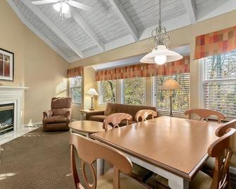 Easy Access to Pigeon Forge Attractions, 2 Great Units, Pool - Pigeon Forge - Dining room