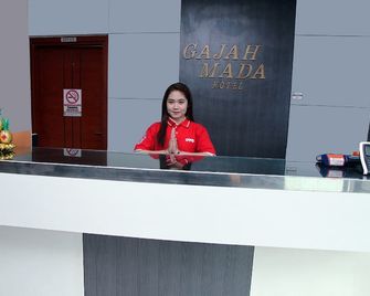 OYO 920 Gajah Mada Hotel - Palu - Front desk