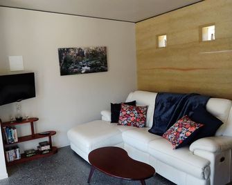 Secluded Off-Grid Rammed Earth Cabin - Stanthorpe - Living room