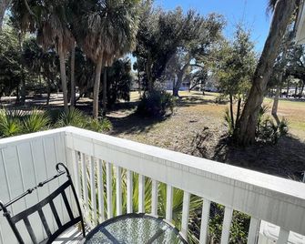 Cozy Edisto Condo-Close to the Beach! - Edisto Island - Balcony