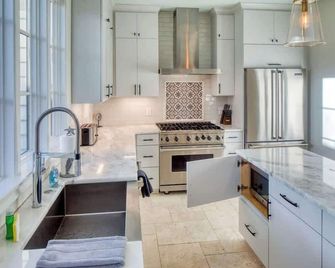 Luxury Villa 3 BR w Private Bath Walk Everywhere - Savannah - Cocina