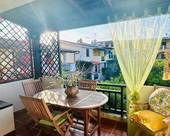 Walk to 4 charming family-friendly beaches with all amenities nearby - Baia Sardinia - Balcón