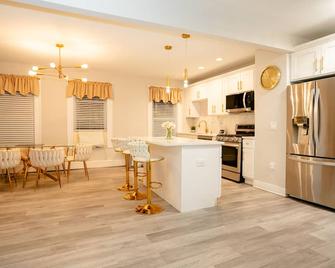 Luxury Modern Home - Family Friendly Close to Boston and Gillete Stadium! - Dedham - Kitchen