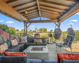 Middlebury Heights with Pool - Los Angeles - Patio