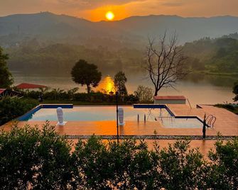 Vrisa Mountain Retreat - Pune - Piscina