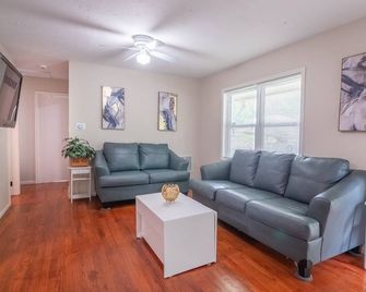 3 BR Urban Retreat: 5 beds -King, Queen, 2 Twins & sofa bed 3mi to KU & Downtown - Lawrence - Obývací pokoj