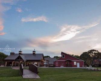 Barn Luxury Stay w/Jacuzzi Loft - Cottage Grove - Building