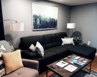 The Whispering Cedar - Valemount - Salon