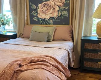Private 3bdr cabin on Apple River kayaks, SUPS, & Sauna. Pet friendly! - Amery - Bedroom