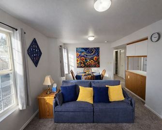 Clean & Quiet 2br Near Afb & Hospital / Sleeps 6 / Fast Wifi - Mountain Home - Wohnzimmer