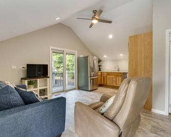 Young Harris Vacation Rental with Mountain Views! - Young Harris - Living room
