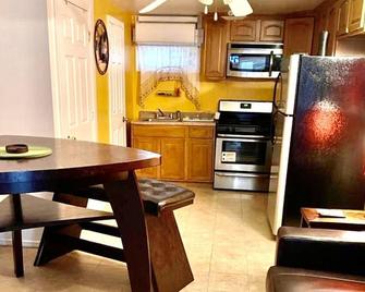 Large Luxury 1-Bedroom Apartment-One Block to Train - Brooklyn - Cucina