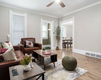 Historic downtown home w/ playroom pool table, 2 doors from river - Rockford - Sala de estar