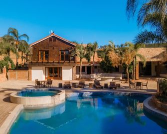 Surya Hotel - Guadalupe - Басейн