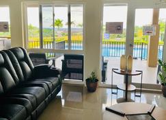 Jhadano 3br Pool & Gym Shuttle Gated - Falmouth - Living room