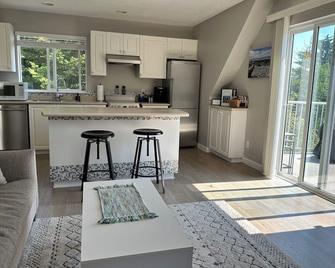 Cozy and Private West Coast Home - Sooke - Küche