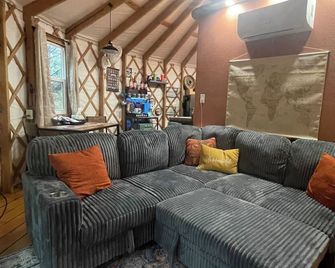 Luxury Yurt in the Woods on 10 ac. with The Silo House in Waxahachie, TX - Waxahachie - Huiskamer