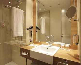 H4 Hotel Berlin Alexanderplatz - Berlin - Kamar Mandi