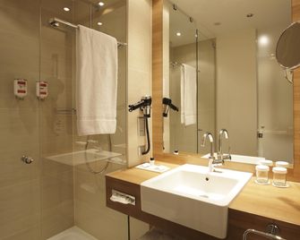 H4 Hotel Berlin Alexanderplatz - Berlin - Bathroom